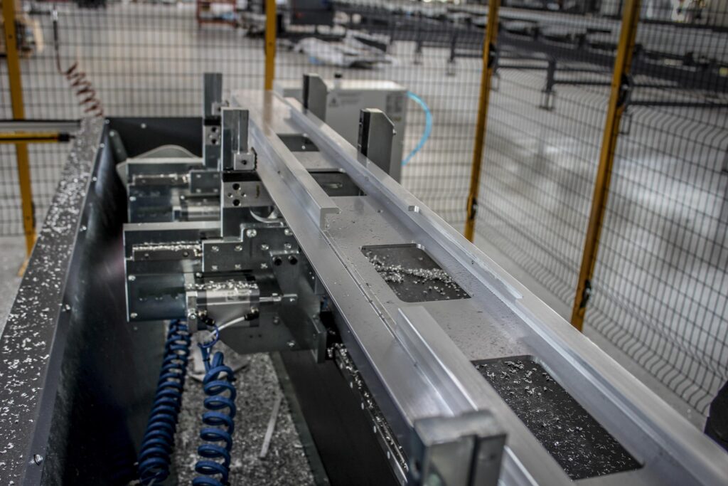 5-osiowe centrum obróbcze CNC do frezowania, wiercenia i cięcia aluminium i stopów lekkich.