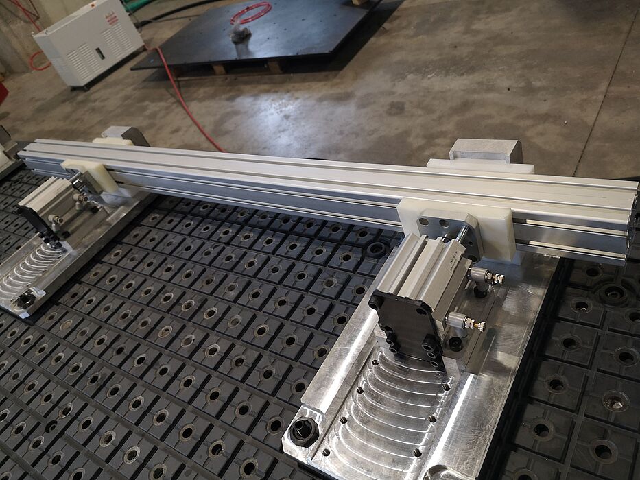 Automatyzacja obróbki profili aluminium - zaciski na blacie gwarantuje to bezproblemowe frezowanie