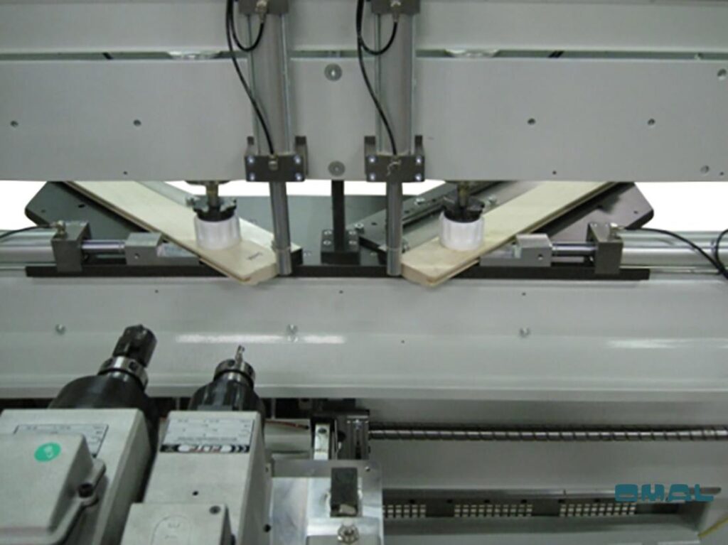 Ukośnica frezarka obwiedniowa CNC zaprojektowana do kosowania pod kątem 45°