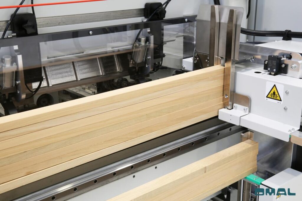 OMAL HYDRA poziome frezarko - kołczarka CNC do szybkiej produkcji ramiaków do ram szaf z litego drewna lub elementów mdf