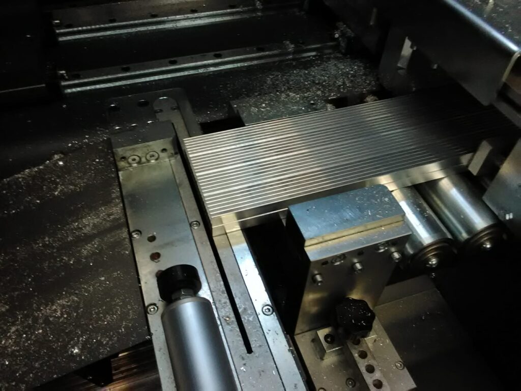 Automatyzacja procesów technologicznych dzięki centrum tnąco - obróbczym CNC Ade 450