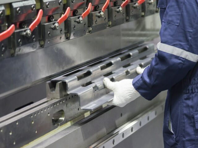 Usługi serwisowe maszyn do obróbki aluminium, czyli zapewnienie nieprzerwanej działalności produkcji